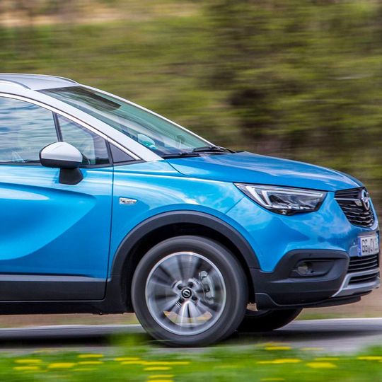 Der getestete 1,2-Liter-Turbobenziner mit 130 PS steht ab 21.100 Euro in der Crossland-Preisliste. Der getestete 1,2-Liter-Turbobenziner mit 130 PS steht ab 21.100 Euro in der Crossland-Preisliste.