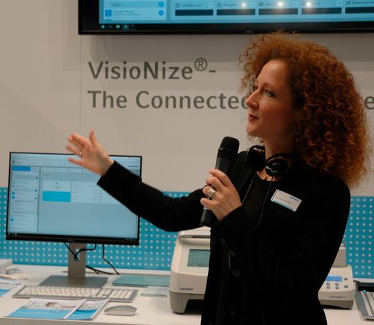 Dr. Tanja Musiol, Global Project Leader Portfolio Management Marketing, Eppendorf AG, präsentiert anlässlich der diesjährigen Labvolution in Hannover das neue Visionize System. Dr. Tanja Musiol, Global Project Leader Portfolio Management Marketing, Eppendorf AG, präsentiert anlässlich der diesjährigen Labvolution in Hannover das neue Visionize System.