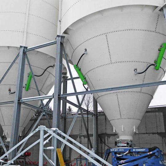 Luftkanonen (grün) im Einsatz am Silo Luftkanonen (grün) im Einsatz am Silo