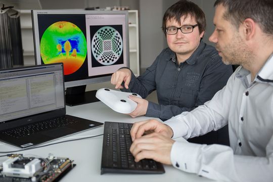 Markus Heß und Dr. Michel Findeisen (v.l.) von der Professur Digital- und Schaltungstechnik diskutieren die aktuellen Messergebnisse der neuen 3D-Sensor-Technik. Markus Heß und Dr. Michel Findeisen (v.l.) von der Professur Digital- und Schaltungstechnik diskutieren die aktuellen Messergebnisse der neuen 3D-Sensor-Technik.