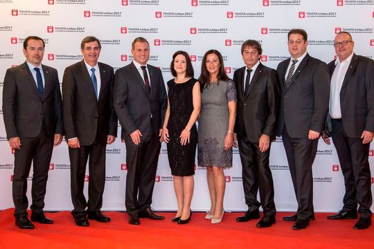 Verliehen wurde der Ichiban-Preis in Antwerpen (v. li.): Tom Fux, Präsident Toyota Deutschland, Dr. Johan van Zyl, Präsident Toyota Motor Europe, Marco Metzger und Lisa Metzger vom Autohaus Helmut Metzger, Stefania Hausmann und Georg Hausmann von Auto Hausmann sowie Stefan Karst und Bernd Rademacher vom Autohaus Karst.