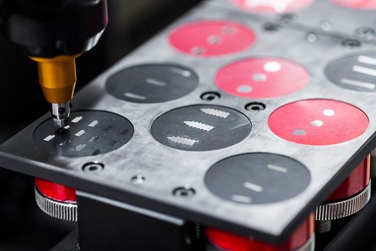 Bei Härteprüfverfahren setzt Würth Industrie Service auf modernste voll automatisierte Technik.