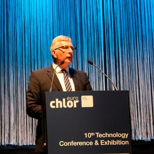„Lassen Sie unsere Stimme für die Nachhaltigkeit gehört werden“, erklärte Dieter Schnepel, Eurochlor Chairman, in Berlin. „Lassen Sie unsere Stimme für die Nachhaltigkeit gehört werden“, erklärte Dieter Schnepel, Eurochlor Chairman, in Berlin.