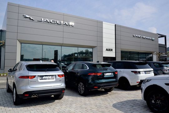 Der 1.000 Quadratmeter großer Jaguar-Land-Rover-Showroom wurde im vergangenen April neu eröffnet.