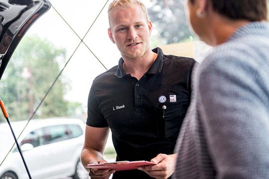 Für das Autohaus Essing sind zufriedene Kunden wichtig. Dafür setzt sich auch Serviceberater Lars Staack (li.) ein. Damit sich die Kunden auch gegen teure Reparaturen absichern können, kooperiert der Händler mit der GGG. Für das Autohaus Essing sind zufriedene Kunden wichtig. Dafür setzt sich auch Serviceberater Lars Staack (li.) ein. Damit sich die Kunden auch gegen teure Reparaturen absichern können, kooperiert der Händler mit der GGG.