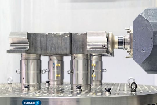 Bei Grundbaurahmen für Wechseladapter sind die Spannbolzen Vero-S von Schunk für die Werkstückdirektspannung bereits konstruktiv berücksichtigt. Die Spannung erfolgt unmittelbar auf den erhöhten Vero-S WSK plus Modulerhöhungen. Bei Grundbaurahmen für Wechseladapter sind die Spannbolzen Vero-S von Schunk für die Werkstückdirektspannung bereits konstruktiv berücksichtigt. Die Spannung erfolgt unmittelbar auf den erhöhten Vero-S WSK plus Modulerhöhungen.
