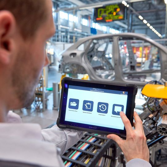 Die digitale Welt weiter in die Unternehmen bringen und dazu die Mitarbeiter einbeziehen. Das gehört zum Ziel der von Porsche Consulting und MHP. Die digitale Welt weiter in die Unternehmen bringen und dazu die Mitarbeiter einbeziehen. Das gehört zum Ziel der von Porsche Consulting und MHP.