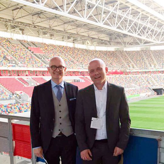 Anpfiff zur erfolgreichen Kooperation: Raphael Eckert, Group Sales Manager GS YUASA Germany (links), und Thilo Hack, Leiter Ansmann Energielösungen im Stadion von Fortuna Düsseldorf. YUASA ist offizieller Teampartner von F95 Fortuna Düsseldorf und stattet den Mannschaftsbus mit Batterien aus. Anpfiff zur erfolgreichen Kooperation: Raphael Eckert, Group Sales Manager GS YUASA Germany (links), und Thilo Hack, Leiter Ansmann Energielösungen im Stadion von Fortuna Düsseldorf. YUASA ist offizieller Teampartner von F95 Fortuna Düsseldorf und stattet den Mannschaftsbus mit Batterien aus.