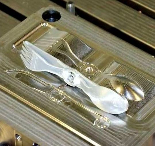 Give-away mit kulinarischem Praxiswert: Das Endprodukt namens 3-2-eat! der Reutlinger Denkarbeit auf einem der zu seiner Herstellung gefertigten Formeinsätze. Give-away mit kulinarischem Praxiswert: Das Endprodukt namens 3-2-eat! der Reutlinger Denkarbeit auf einem der zu seiner Herstellung gefertigten Formeinsätze.