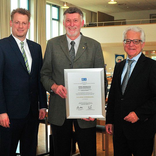 Rainer Biedermann (Kfz-Innung Hohenlohe-Franken; Mitte) erhält von Harry Brambach (re.) und Carsten Beuß (beide Kfz-Gewerbe Baden-Württemberg) die Ehrennadel des Landesverbandes. Rainer Biedermann (Kfz-Innung Hohenlohe-Franken; Mitte) erhält von Harry Brambach (re.) und Carsten Beuß (beide Kfz-Gewerbe Baden-Württemberg) die Ehrennadel des Landesverbandes.