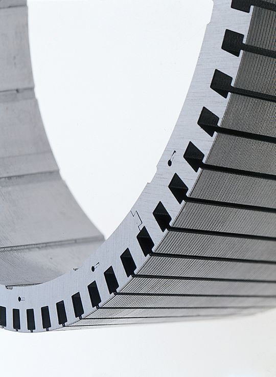 Bild 1: Rotorpaket das auf dem Segmentmaster gefertigt wurde; der Segmentmaster ist die produktionstechnische Basis für die Herstellung von Hybridantrieben. Bilder: Schuler AG Bild 1: Rotorpaket das auf dem Segmentmaster gefertigt wurde; der Segmentmaster ist die produktionstechnische Basis für die Herstellung von Hybridantrieben. Bilder: Schuler AG