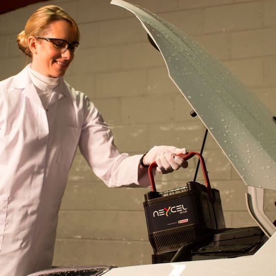 DHL und Castrol vereinbaren die gemeinsame Entwicklung eines Supply-Chain-Systems für die Automobilindustrie und den Aftersales-Markt. DHL und Castrol vereinbaren die gemeinsame Entwicklung eines Supply-Chain-Systems für die Automobilindustrie und den Aftersales-Markt.