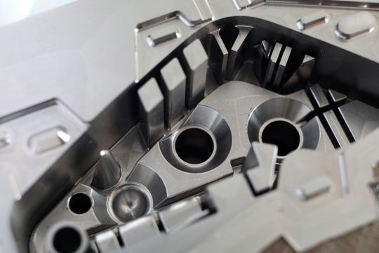 Mithilfe des Hybrid Additive Manufacturing lassen sich Kavitäten herstellen, die unter normalen Umständen mit den herkömmlichen Fertigungsmethoden nur schwer, oder gar nicht realsierbar sind, wie Alesco-Chef Irle betont. Mithilfe des Hybrid Additive Manufacturing lassen sich Kavitäten herstellen, die unter normalen Umständen mit den herkömmlichen Fertigungsmethoden nur schwer, oder gar nicht realsierbar sind, wie Alesco-Chef Irle betont.