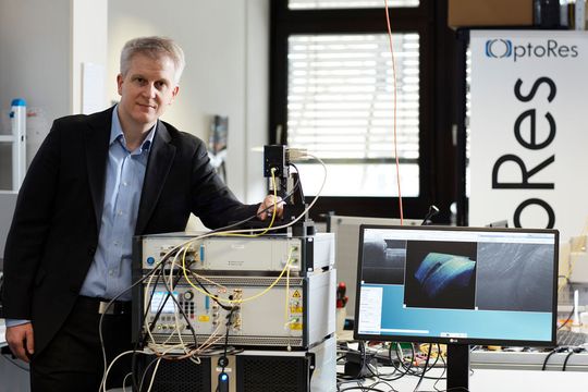Für die hochauflösende Optische Kohärenztomografie (OCT), die Ärzten eine frühzeitige Diagnose von grünem Star, Krebs und anderen Krankheiten ohne Strahlenbelastung oder den Einsatz von Kontrastmitteln ermöglicht, hofft der deutsche Physiker Robert Huber in der Kategorie „Nicht-EPO-Staaten“ auf Unterstützung der Öffentlichkeit. Für die hochauflösende Optische Kohärenztomografie (OCT), die Ärzten eine frühzeitige Diagnose von grünem Star, Krebs und anderen Krankheiten ohne Strahlenbelastung oder den Einsatz von Kontrastmitteln ermöglicht, hofft der deutsche Physiker Robert Huber in der Kategorie „Nicht-EPO-Staaten“ auf Unterstützung der Öffentlichkeit.