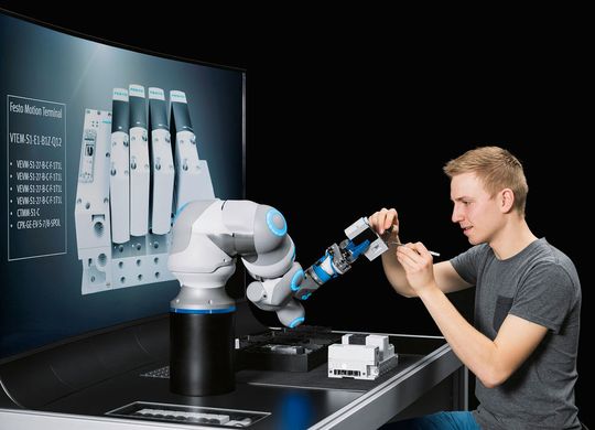 In seinen Bewegungsmustern ist der BionicCobot dem menschlichen Arm nachempfunden, von der Schulter über Oberarm, Ellbogen, Elle und Speiche bis zur Hand. In seinen Bewegungsmustern ist der BionicCobot dem menschlichen Arm nachempfunden, von der Schulter über Oberarm, Ellbogen, Elle und Speiche bis zur Hand.