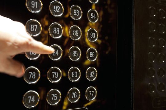 Sicherheitsrelais in Aufzügen: Ab 1. September 2017 werden die Aufzugsnormen EN 81-1 und EN 81-2 durch die Normen EN 81-20 und EN 81-50 abgelöst. Praktisch werden hiermit die Sicherheitsrichtlinien für die Konstruktion und den Betrieb von Aufzügen verschärft. Sicherheitsrelais in Aufzügen: Ab 1. September 2017 werden die Aufzugsnormen EN 81-1 und EN 81-2 durch die Normen EN 81-20 und EN 81-50 abgelöst. Praktisch werden hiermit die Sicherheitsrichtlinien für die Konstruktion und den Betrieb von Aufzügen verschärft.