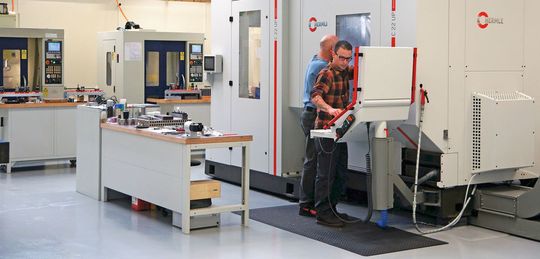 L'entreprise spécialisée dans la sous-traitance, Borotec SA à St-Blaise, dispose d'un parc de machines modernes et de compétences pointues en matière d'usinages complexes. L'entreprise spécialisée dans la sous-traitance, Borotec SA à St-Blaise, dispose d'un parc de machines modernes et de compétences pointues en matière d'usinages complexes.