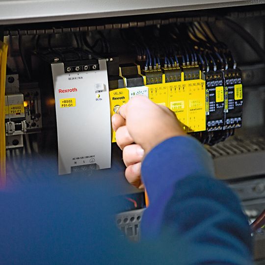 Die Sicherheitssteuerung Safelogic Compact im Schaltschrank während der Inbetriebnahme und Programmierung. Die Sicherheitssteuerung Safelogic Compact im Schaltschrank während der Inbetriebnahme und Programmierung.