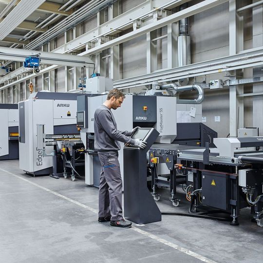 Eine verkettete Linie aus drei Komponenten, der Entgratmaschine Edgebreaker 2000 Plus, der Präzisionsrichtmaschine Flatmaster 55 80 und dem automatischen Ebenheitskontrollsystem Flatjack hat Arku auf seinen Infotagen vorgestellt. Eine verkettete Linie aus drei Komponenten, der Entgratmaschine Edgebreaker 2000 Plus, der Präzisionsrichtmaschine Flatmaster 55 80 und dem automatischen Ebenheitskontrollsystem Flatjack hat Arku auf seinen Infotagen vorgestellt.