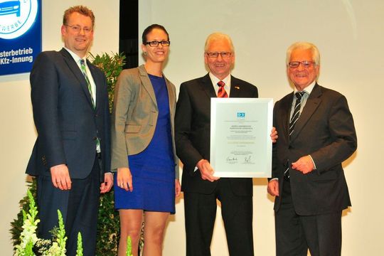 Goldene Ehrennadel des Kfz-Gewerbes Baden-Württemberg: (v.li.) Hauptgeschäftsführer Carsten Beuß, Geschäftsführerin Julia Cabanis, Konstantin Lepadusch, Präsident Harry Brambach.