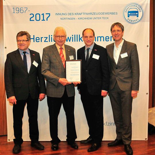 Generationenwechsel bei der Kfz-Innung Nürtingen-Kirchheim unter Teck: (v.li.) Karl Boßler (OM), Konstantin Lepadusch (Ehrenobermeister), Jens Schmitt (Geschäftsführer), Hansjörg Russ (stellvertretender Obermeister).