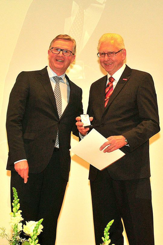 Landrat Heinz Eininger (li.) überreicht Konstantin Lepadusch die Staufermedaille für sein besonderes ehrenamtliches Engagement.