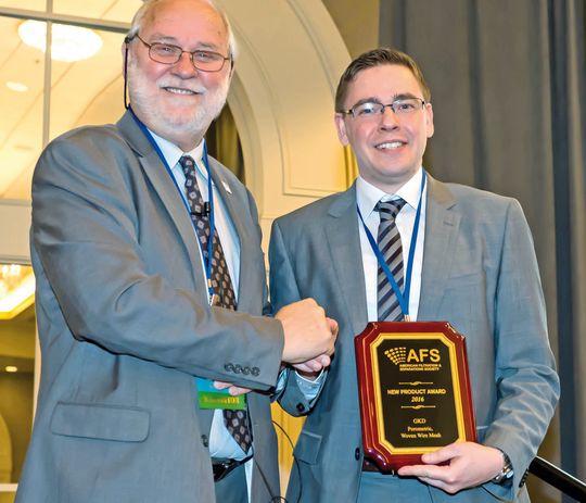 Entwicklungsingenieur Dominik Herper von GKD nahm den AFS New Product of the Year Award 2016 aus der Hand von Klaas De Waal, Vorsitzender der AFS-Jury, entgegen. Entwicklungsingenieur Dominik Herper von GKD nahm den AFS New Product of the Year Award 2016 aus der Hand von Klaas De Waal, Vorsitzender der AFS-Jury, entgegen.