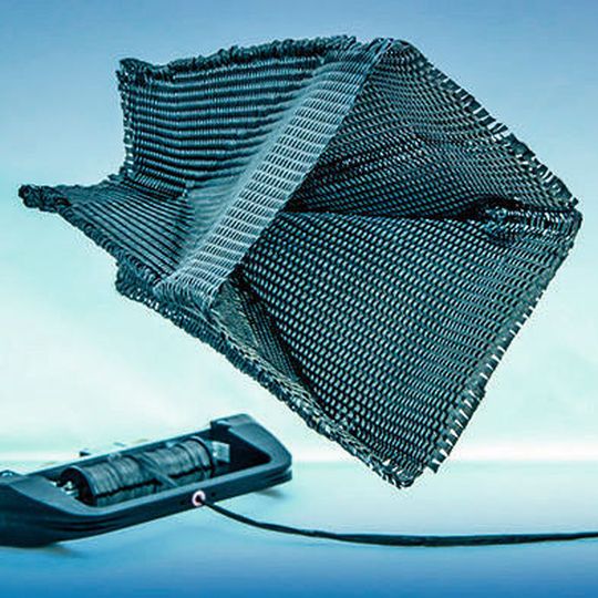 Am Institut für Textilmaschinen und textile Hochleistungswerkstofftechnik (ITM) der TU Dresden gefertigtes Profilbandgewebe: Mit einem neuen Verfahren soll die Herstellung komplexer 3D-Gewebe für Faserkunststoffverbunde möglich werden. Am Institut für Textilmaschinen und textile Hochleistungswerkstofftechnik (ITM) der TU Dresden gefertigtes Profilbandgewebe: Mit einem neuen Verfahren soll die Herstellung komplexer 3D-Gewebe für Faserkunststoffverbunde möglich werden.
