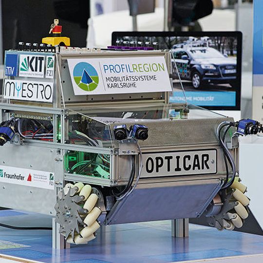 Mit zwei Augen sieht man tiefer: Der Demonstrator Opticar soll zur Erprobung neuer Technologien der Umweltwahrnehmung beim autonomen Fahren dienen – in diesem Fall testet das Fahrzeug Stereokamerasysteme. Mit zwei Augen sieht man tiefer: Der Demonstrator Opticar soll zur Erprobung neuer Technologien der Umweltwahrnehmung beim autonomen Fahren dienen – in diesem Fall testet das Fahrzeug Stereokamerasysteme.