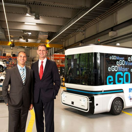 Präsentieren den neuen Stadttransporter (v.l.): Torsten Gollewski, Leiter Vorentwicklung ZF, und Prof. Dr. Günther Schuh, CEO bei e.GO Mobile. Präsentieren den neuen Stadttransporter (v.l.): Torsten Gollewski, Leiter Vorentwicklung ZF, und Prof. Dr. Günther Schuh, CEO bei e.GO Mobile.