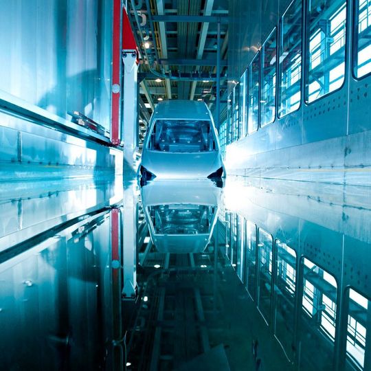 Lackierung im Tauchbad: Industrielle Wässer und Lacke sind anfällig für Mikroorganismen, die die Eigenschaften von Beschichtungen verändern können. Das Forschungsprojekt Di-Wa-L sucht nach einem Weg, diese nur durch Elektroimpulse, ganz ohne chemische Zusatzstoffe, zu entkeimen. Lackierung im Tauchbad: Industrielle Wässer und Lacke sind anfällig für Mikroorganismen, die die Eigenschaften von Beschichtungen verändern können. Das Forschungsprojekt Di-Wa-L sucht nach einem Weg, diese nur durch Elektroimpulse, ganz ohne chemische Zusatzstoffe, zu entkeimen.