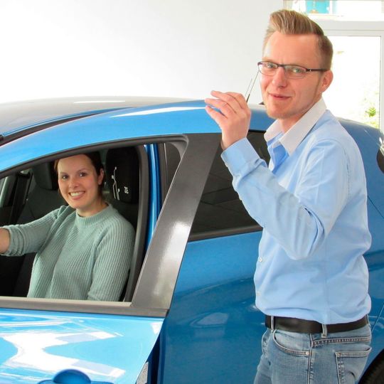 Renault-Z.E.-Verkäufer Florian Berg ist im Autohaus Schlesner der Elektroautoguru. Die Kunden schätzen seine ganzheitliche Beratung. Renault-Z.E.-Verkäufer Florian Berg ist im Autohaus Schlesner der Elektroautoguru. Die Kunden schätzen seine ganzheitliche Beratung.