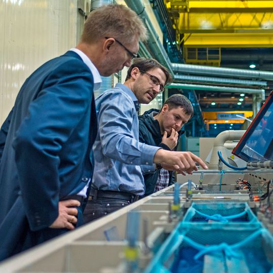 Kupferbeschichtete Kohlenstofffasern für industrielle Anforderungen: Prof. Dr. Thomas Lampke, Dr. Falko Böttger-Hiller und Roy Morgenstern (v.l.n.r.) besprechen an der Pilotanlage einen Versuch. Kupferbeschichtete Kohlenstofffasern für industrielle Anforderungen: Prof. Dr. Thomas Lampke, Dr. Falko Böttger-Hiller und Roy Morgenstern (v.l.n.r.) besprechen an der Pilotanlage einen Versuch.