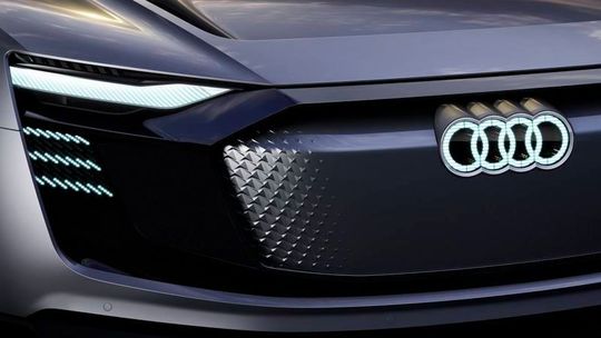 Audi e-tron Sportback concept: Das Lichtdesign dteilt sich in drei Komponenten. Die Projektionsflächen unterhalb der Motorhaube, die digitale LED-Matrix und die Projektionsmodule, die Schriften auf die Straße bringen.