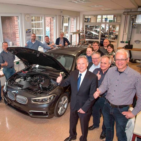 Die Lehrer und Ausbilder wurden am neuen Unterrichtsfahrzeug geschult.