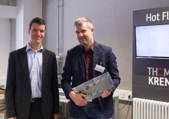 Dieter Janecek (rechts) zu Besuch bei der Thomas Krenn AG am Produktionsstandort in Freyung. Dr. David Hoeflmayr, CEO der Thomas-Krenn AG, zeigt den Prototypen für das „Hot-Fluid-Computing“.