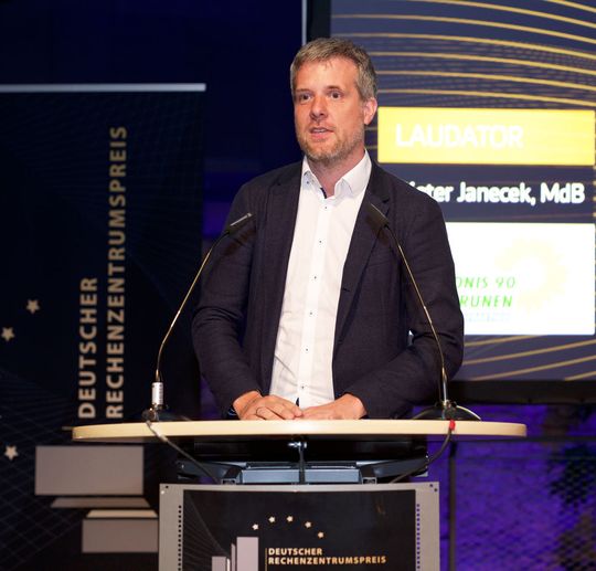 Der Grünen-Politiker zeigt sich während seiner Laudation während der Gala zum Deutschen Rechenzentrumspreis beeindruckt von den Anstrengungen der Rechenzentrumsbetreiber und -ausstatter, die diese in die Steigerung von Energie-Effizienz stecken.