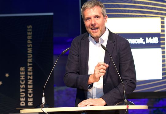 „Mitte der 20er Jahre wird der Strompreis wieder sinken“, so MdB Dieter Janecek.