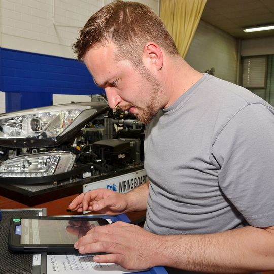 Hyundai stellte seine besten Serviceberater und Techniker bei den Skill Olympics 2017 im Trainingszentrum in Heilbronn vor knifflige Aufgaben. Hyundai stellte seine besten Serviceberater und Techniker bei den Skill Olympics 2017 im Trainingszentrum in Heilbronn vor knifflige Aufgaben.