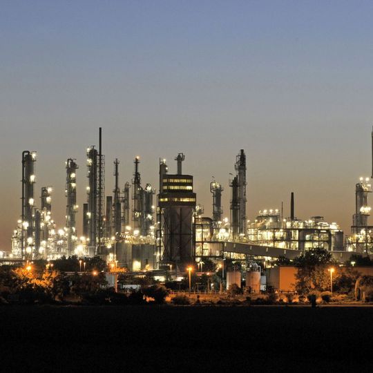 Mit einer Fläche von ca. zehn Quadratkilometern ist der Verbundsstandort von BASF in Ludwigshafen der größte integrierte Chemiekomplex der Welt. Mit einer Fläche von ca. zehn Quadratkilometern ist der Verbundsstandort von BASF in Ludwigshafen der größte integrierte Chemiekomplex der Welt.