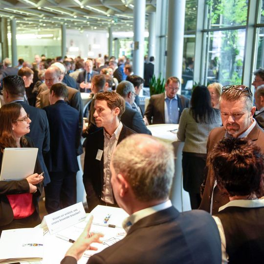 Im Labvision-World Café stimmten sich die Gäste auf die Themen des Tages ein. Im Labvision-World Café stimmten sich die Gäste auf die Themen des Tages ein.