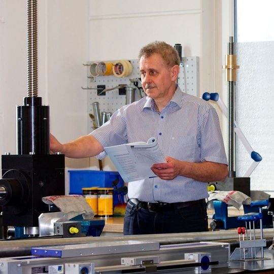 ANT-Fertigungsleiter Adam Szczecina: „Mit seinen Schnellhubgetrieben NG1/2/3 bietet ANT Antriebstechnik eine mechanische Alternative für hochdynamische Positionier- und Handhabungsaufgaben, die bislang als Domäne der Servohydraulik galten“. ANT-Fertigungsleiter Adam Szczecina: „Mit seinen Schnellhubgetrieben NG1/2/3 bietet ANT Antriebstechnik eine mechanische Alternative für hochdynamische Positionier- und Handhabungsaufgaben, die bislang als Domäne der Servohydraulik galten“.