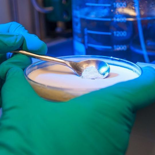 Synthese hochwertiger Biowachse aus Biogas im Labormaßstab. Im Rahmen eines Kooperationsprojekts des Fraunhofer IKTS mit vier Unternehmen aus Sachsen und der Technischen Universität Bergakademie Freiberg soll nun die Produktion von Biowachsen an einer Biogasanlage demonstriert und hinsichtlich ihrer Wirtschaftlichkeit bewertet werden. Synthese hochwertiger Biowachse aus Biogas im Labormaßstab. Im Rahmen eines Kooperationsprojekts des Fraunhofer IKTS mit vier Unternehmen aus Sachsen und der Technischen Universität Bergakademie Freiberg soll nun die Produktion von Biowachsen an einer Biogasanlage demonstriert und hinsichtlich ihrer Wirtschaftlichkeit bewertet werden.