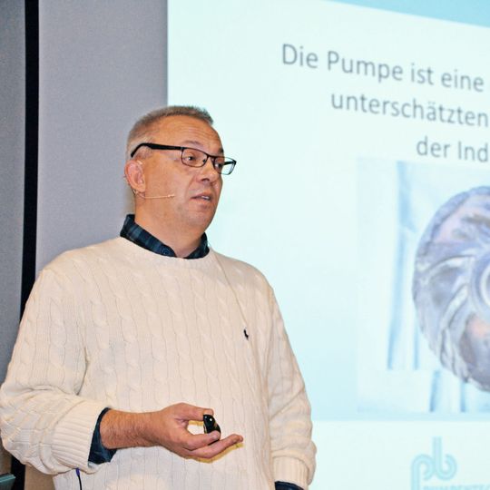Stefan Leuchtenberger, Pumpentechnik Bass, mahnte auf dem Pumpen-Forum 2016: „Vielen Leuten in den Anlagen ist gar nicht bewusst, welche Schäden durch den falschen Umgang mit Pumpen entstehen können. Die wenigsten sind im Umgang mit Pumpen geschult.“ Stefan Leuchtenberger, Pumpentechnik Bass, mahnte auf dem Pumpen-Forum 2016: „Vielen Leuten in den Anlagen ist gar nicht bewusst, welche Schäden durch den falschen Umgang mit Pumpen entstehen können. Die wenigsten sind im Umgang mit Pumpen geschult.“