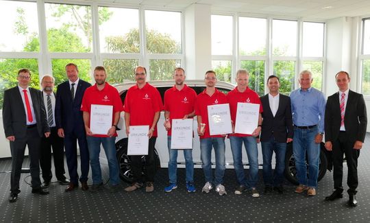 Die Prämierten gemeinsam mit Offiziellen von Mitsubishi Motors Deutschland. Zum Vergrößern bitte anklicken.