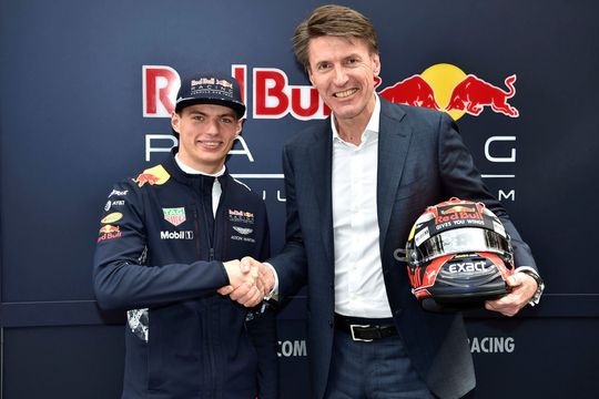 Formel-1-Fahrer Max Verstappen (re. mit Exact-CEO Erik van der Meijden) steht als „Tech Talent Leader“ für Leidenschaft und Ehrgeiz: Sowohl Verstappen als auch Exact als Sponsor untermauern deutlich ihren Anspruch auf die Pole Position bei Formel-1-Rennen bzw. Business Software.