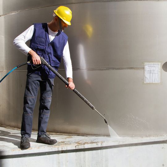 Industrielle Reinigungsarbeiten gelten in den Köpfen vieler Unternehmer als zeit- und kostenintensiv. Mit wenigen Veränderungen können derartige Instandhaltungsmaßnahmen aber wesentlich beschleunigt werden.