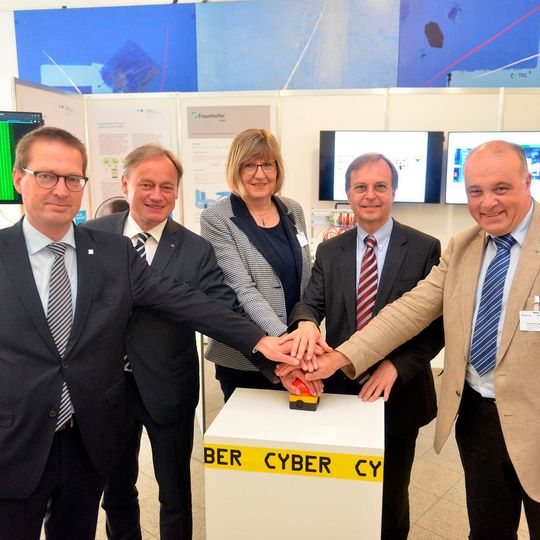 Eröffnung des Lernlabors Cybersicherheit in Sankt Augustin: Prof. Dr. Georg Rosenfeld, Vorstand Technologiemarketing und Geschäftsmodelle bei Fraunhofer; Prof. Dr. Hartmut Ihne, Präsident der Hochschule Bonn-Rhein-Sieg; Dr. Doris Schnabel, Ministerium für Innovation, Wissenschaft und Forschung des Landes Nordrhein-Westfalen; Thomas Rachel, Parlamentarischer Staatssekretär im Bundesministerium für Bildung und Forschung; Prof. Dr. Peter Martini, Institutsleiter des Fraunhofer-FKIE. (v.l.n.r.) Eröffnung des Lernlabors Cybersicherheit in Sankt Augustin: Prof. Dr. Georg Rosenfeld, Vorstand Technologiemarketing und Geschäftsmodelle bei Fraunhofer; Prof. Dr. Hartmut Ihne, Präsident der Hochschule Bonn-Rhein-Sieg; Dr. Doris Schnabel, Ministerium für Innovation, Wissenschaft und Forschung des Landes Nordrhein-Westfalen; Thomas Rachel, Parlamentarischer Staatssekretär im Bundesministerium für Bildung und Forschung; Prof. Dr. Peter Martini, Institutsleiter des Fraunhofer-FKIE. (v.l.n.r.)