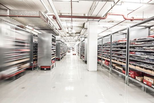 Beim robotergestützten Lager- und Kommissioniersystem „G-Com“ werden die Regale vollautomatisch zu den Pickstationen transportiert.