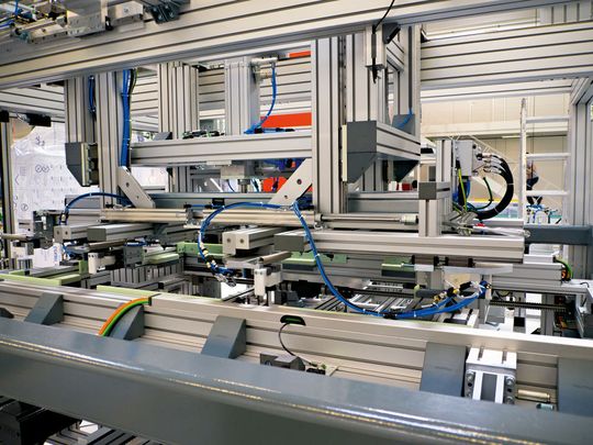 Die Rahmenfügevorrichtung fügt das laminierte Glas in einen Aluminiumrahmen ein, der für den mechanischen Schutz des Moduls sorgt. Sechs Elektrozylinder CMSB.. von SEW-Eurodrive führen den Pressvorgang an den Seiten aus. Die Presskräfte werden überwacht und zur Qualitätssicherung dokumentiert. Die Rahmenfügevorrichtung fügt das laminierte Glas in einen Aluminiumrahmen ein, der für den mechanischen Schutz des Moduls sorgt. Sechs Elektrozylinder CMSB.. von SEW-Eurodrive führen den Pressvorgang an den Seiten aus. Die Presskräfte werden überwacht und zur Qualitätssicherung dokumentiert.